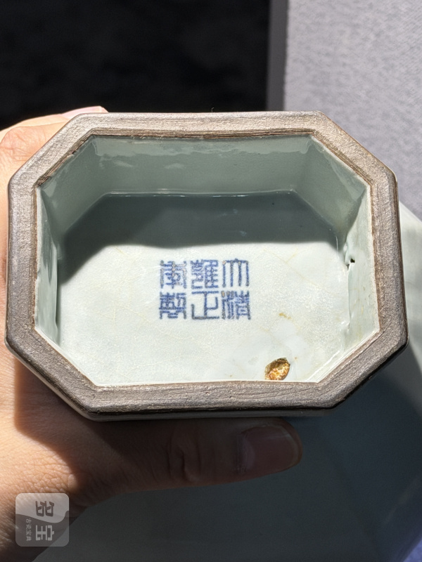 清雍正 铜骨仿汝釉穿带六方贯耳瓶 - 图11